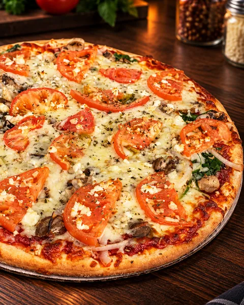 Frato’s Veggie Delight pizza with tomato, mushroom, spinach and onion