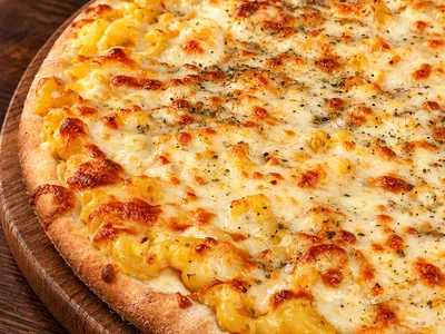 Frato’s Aged Cheddar Mac & Cheese pizza